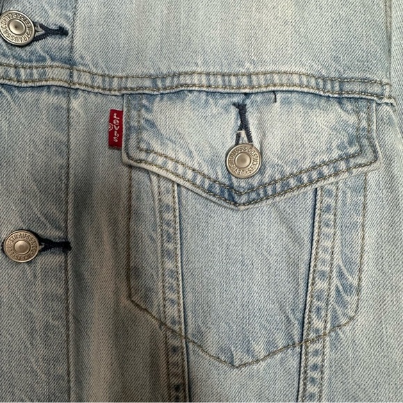 Levi’s Vintage Men’s Denim Light Wash Trucker Jacket Size Small - Picture 8 of 13